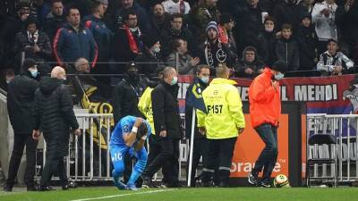 Dimitri Payet - Lyon-Marseille match abandoned after Dimitri Payet hit by bottle from stands - euronews.com - France