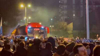 La tensa llegada del Atleti al estadio que ha acabado con tres cristales del bus rotos - en.as.com - Portugal - Madrid