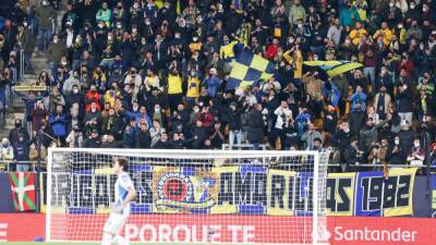 El Cádiz - La afición del Cádiz estalla contra Vizcaíno: “¡Vete para Sevilla!” - en.as.com