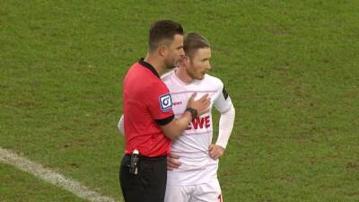 Elimina a su propio equipo de la Copa por tirar este penalti ilegal y acaba consolado por el árbitro - en.as.com - Portugal - Madrid