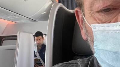 Nueva polémica con Djokovic: fotografiado en el avión sin mascarilla - en.as.com - Australia