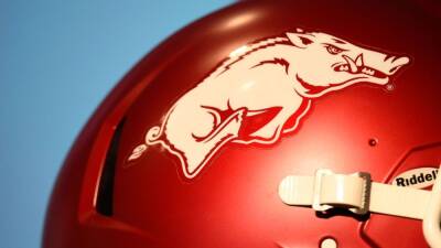 Sources - Kendal Briles reaches new deal to remain Arkansas Razorbacks offensive coordinator - espn.com - Florida - state Arkansas - county Atlantic - county Baylor