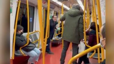 La tensa discusión con un pasajero sin mascarilla en el metro de Madrid - en.as.com - Madrid