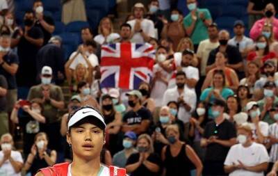 Simona Halep - Emma Raducanu - US Open champion Raducanu crashes out of Melbourne in pain - beinsports.com - Brazil - Usa - Australia - Montenegro