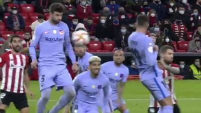 Gerard Piqué - La polémica en San Mamés: mano controvertida de Piqué en el área... - en.as.com -  Sancet