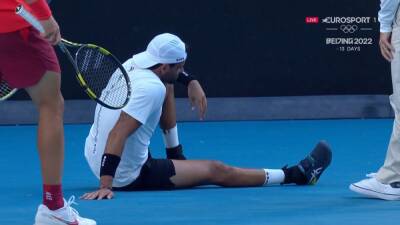 Carlos Alcaraz - A los pies de Carlos Alcaraz: vean lo que hizo cuando Berrettini se fue al suelo - en.as.com - Australia - Madrid