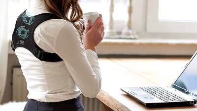 Este corrector de espalda, discreto y cómodo, alivia el dolor y alinea los hombros - en.as.com