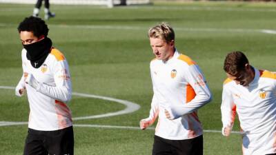 Carlos Soler - El Valencia - Daniel Wass - VALENCIA ATLETICO | Daniel Wass no viaja a Madrid - en.as.com