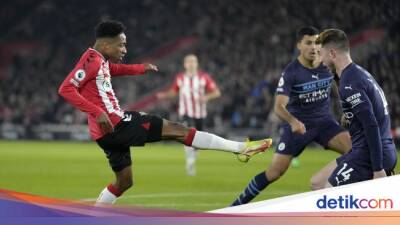 Kevin De-Bruyne - Armando Broja - Romain Perraud - Southampton - Man City Tertinggal 0-1 dari Southampton di Babak I - sport.detik.com - Manchester -  Southampton