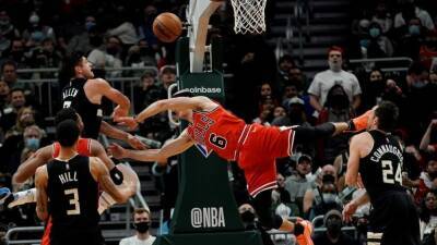 Chicago Bulls G Alex Caruso to have surgery for fractured wrist, out 6 to 8 weeks, says team - espn.com -  Chicago -  Milwaukee