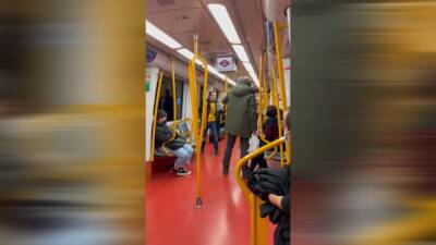 Horrible escena en el Metro de Madrid con un hombre sin mascarilla: "Ojalá te mueras..." - en.as.com - Madrid