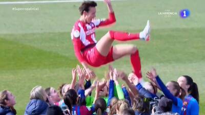 Enzo Alves Vieira - A veces el fútbol deja cosas tan bonitas como esta: las jugadoras del Barça manteando a Torrecilla - en.as.com - Australia - Madrid