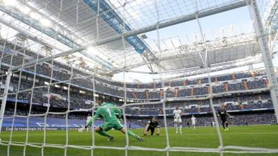 Real Madrid-Elche El Madrid celebra un mal empate