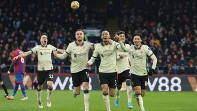 Danny Welbeck - Virgil Van-Dijk - Juergen Klopp - Vicente Guaita - Liverpool edge closer to City, Chelsea back to winning ways - channelnewsasia.com - Manchester -  Leicester