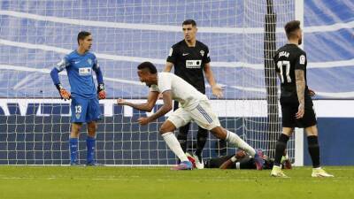 Real Madrid-Elche El Madrid celebra un mal empate