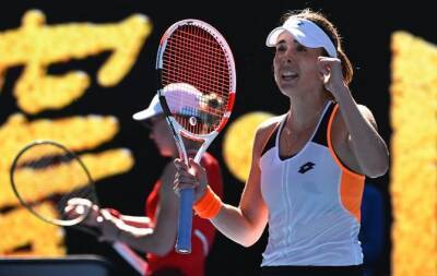 Simona Halep - Elise Mertens - Danielle Collins - Cornet upsets Halep in brutal heat to make Slam quarter on 63rd attempt - beinsports.com - France - Usa - Australia - Romania - Thailand