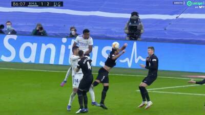 Los polémicas del Real Madrid-Elche: ¿era penalti la mano de Verdú?