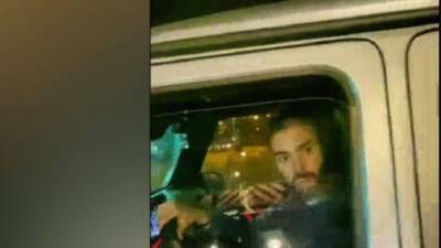 Luis Díaz - La escena tiene a los atléticos echando humo: Carrasco va a regalar su camiseta y vean lo que hace el policía - en.as.com - Colombia - Madrid