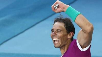 Roger Federer - Rafael Nadal - Denis Shapovalov - Matteo Berrettini - Novak Djokovic - Australian Open: Rafael Nadal beats Denis Shapovalov in five sets to reach semi-finals - bbc.com - France - Spain - Italy - Australia - Canada