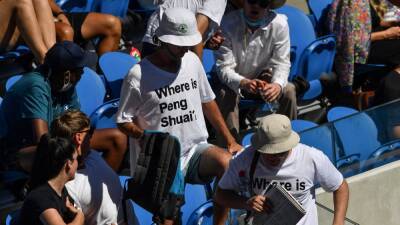 Australian Open makes U-turn on Peng T-shirts ban