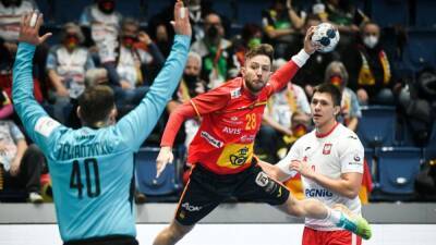 BALONMANO | CAMPEONATO DE EUROPA | Corrales permite a España luchar de nuevo por la medalla - en.as.com