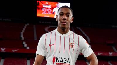 Anthony Martial - El Sevilla - El Sevilla sorprende a Martial en su presentación... ¡con Ronaldo! - en.as.com
