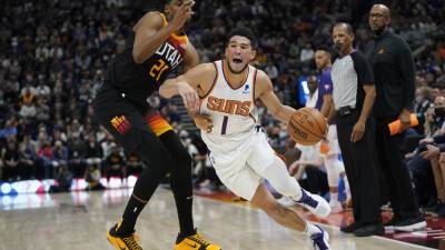 Devin Booker - Rudy Gobert - Donovan Mitchell - Devin Booker leads Suns past Jazz for 8th straight win - foxnews.com - Jordan - state Utah -  Salt Lake City