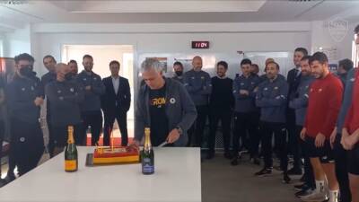 Cachondeo total en el vestuario de la Roma por el cumpleaños de Mourinho