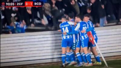 Charles Aránguiz - Susto tremendo al caerse una grada tras marcar el Dépor - en.as.com - Madrid - county La Plata