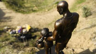 Kobe Bryant - Statue of Kobe Bryant, daughter Gianna placed at crash site on 2-year anniversary of deaths - espn.com - Los Angeles -  Los Angeles - state California