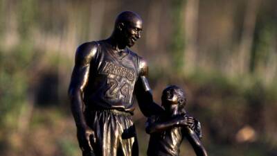 NBA-Statue of Kobe and Gigi Bryant placed at crash site on anniversary - channelnewsasia.com - Los Angeles -  Los Angeles