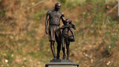 Kobe Bryant - Vanessa Bryant - Kobe and Gianna Bryant statue placed at crash site on 2-year anniversary of their deaths - edition.cnn.com - Los Angeles - county Travis - state California