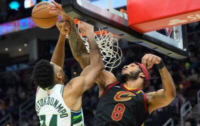 Devin Booker - Bobby Portis - Duncan Robinson - Kevin Love - Surging Cavs surprise Bucks, Suns scorch Jazz - beinsports.com - New York - state Utah - Greece -  Milwaukee