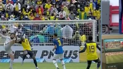 ¿Le tembló la mano? Las dos veces que el ábitro no se atrevió a echar a Alisson - en.as.com - Madrid - Ecuador