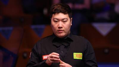 Yan Bingtao stuns Mark Selby with three-frame burst to book place in quarter-finals of German Masters