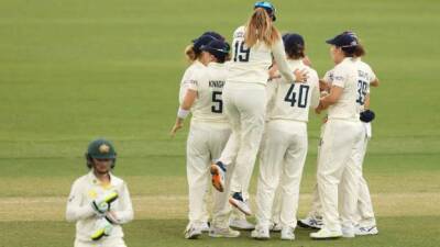 Alyssa Healy - Rachael Haynes - Heather Knight - Women's Ashes: Rain hurts England's bid to set up an unlikely victory push in Canberra - bbc.com - Australia