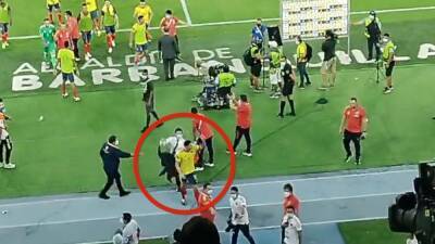 El calentón de James con gestos a la grada mientras caía una pitada monumental del estadio - en.as.com - Colombia - Argentina - Madrid