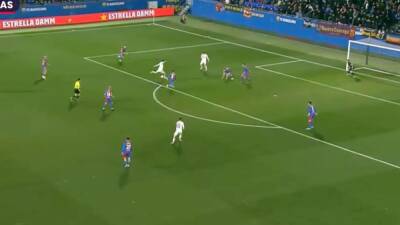 Johan Cruyff - El 9 de Raúl: golazo de Latasa que ha silenciado al Johan Cruyff en el mini-clásico - en.as.com - Argentina - Madrid