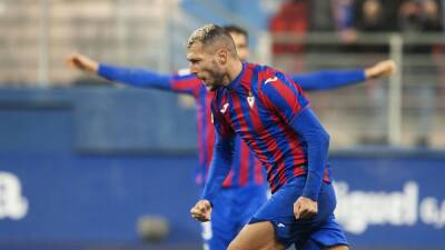 El Huesca - El Eibar - EIBAR 2-HUESCA 1 | El Eibar pasa del infierno al cielo en diez minutos con Stoichkov - en.as.com