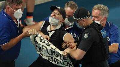 Rafael Nadal - Australian Open final protest: police intercept man with banner reading 'Abolish refugee detention' - eurosport.com - Australia