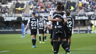 La enésima clase de Castro mete a los albinegros en playoff - en.as.com