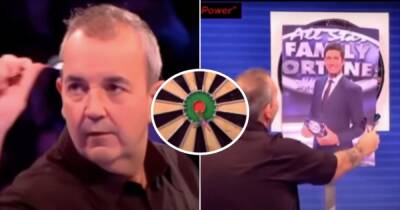 Alexandra Palace - Best darts throw ever? Phil Taylor hitting bullseye without seeing the board - givemesport.com - Britain