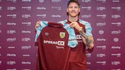 Sean Dyche - Alan Pace - Wout Weghorst: Burnley sign Netherlands striker from Wolfsburg on three-and-a-half-year deal - bbc.com - Ukraine - Germany - Netherlands