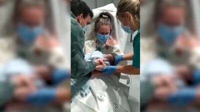 Una madre se reencuentra con su bebé tras estar ingresada un mes por COVID-19: muy emocionante - en.as.com - Australia - Madrid