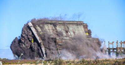Watch as demolition floors 60,000-tonne structure in one of largest explosive operations in last 75 years - manchestereveningnews.co.uk - Britain