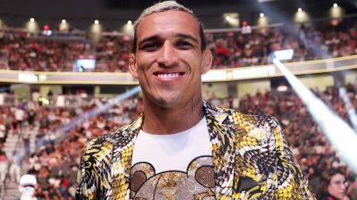 Charles Oliveira arrives in Abu Dhabi ahead of UFC 280 title showdown with Islam Makhachev