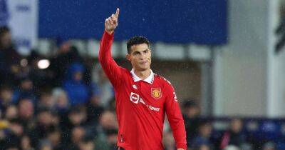 Cristiano Ronaldo receives messages from Manchester United teammates after Everton winner