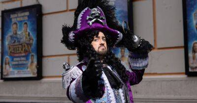 First look as Jason Manford transforms into Captain Hook for panto debut in Manchester - manchestereveningnews.co.uk - Britain - Manchester