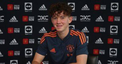 Manchester United youngster mentored by Darren Fletcher signs professional contract