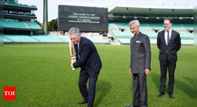 India's Foreign Minister Jaishankar gets cricketing lessons from Steve Waugh at SCG